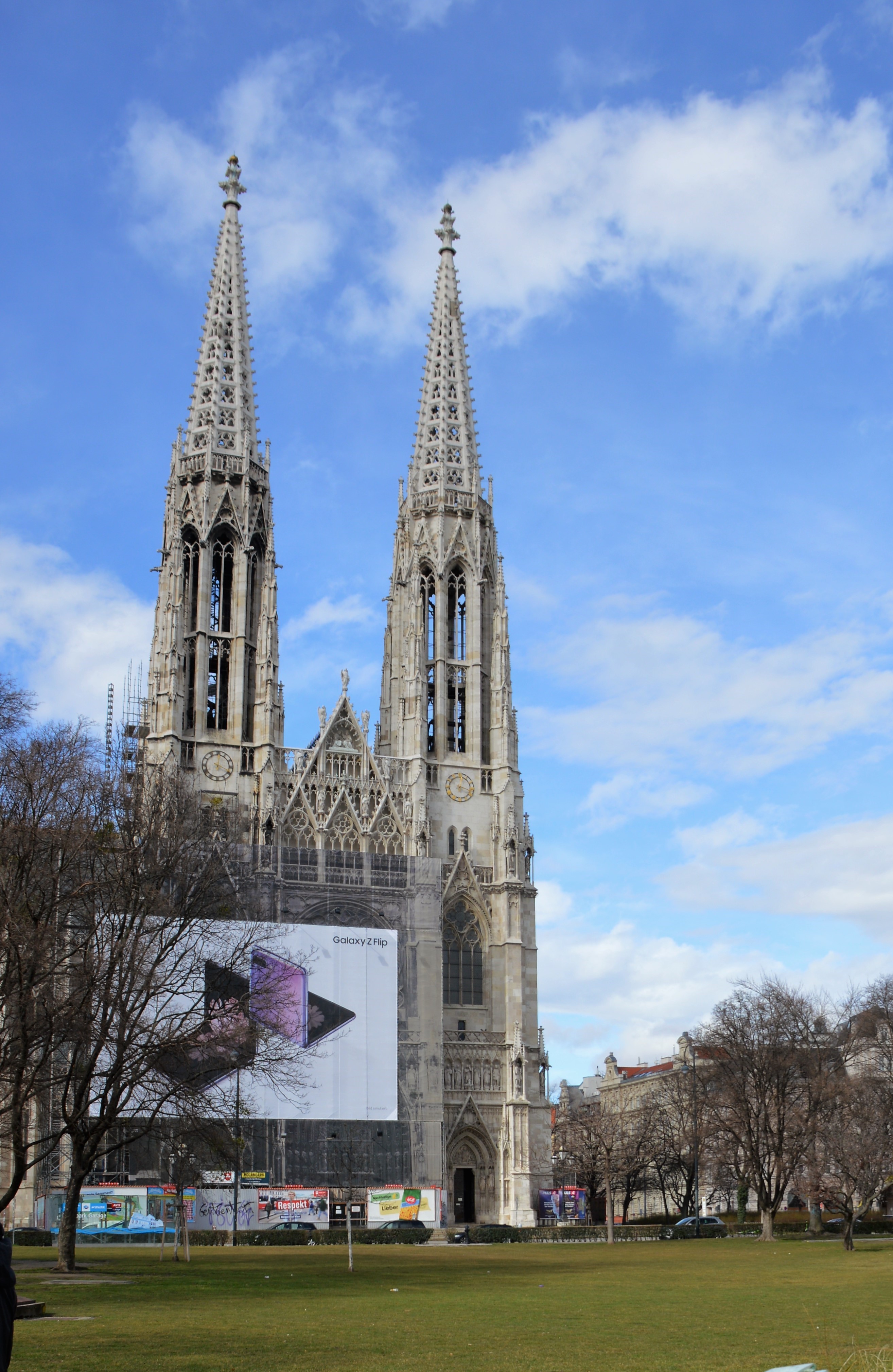 Sigmund-Freud-Park mit Blick auf die Votivkirche (Bild von Michaela Zourek)