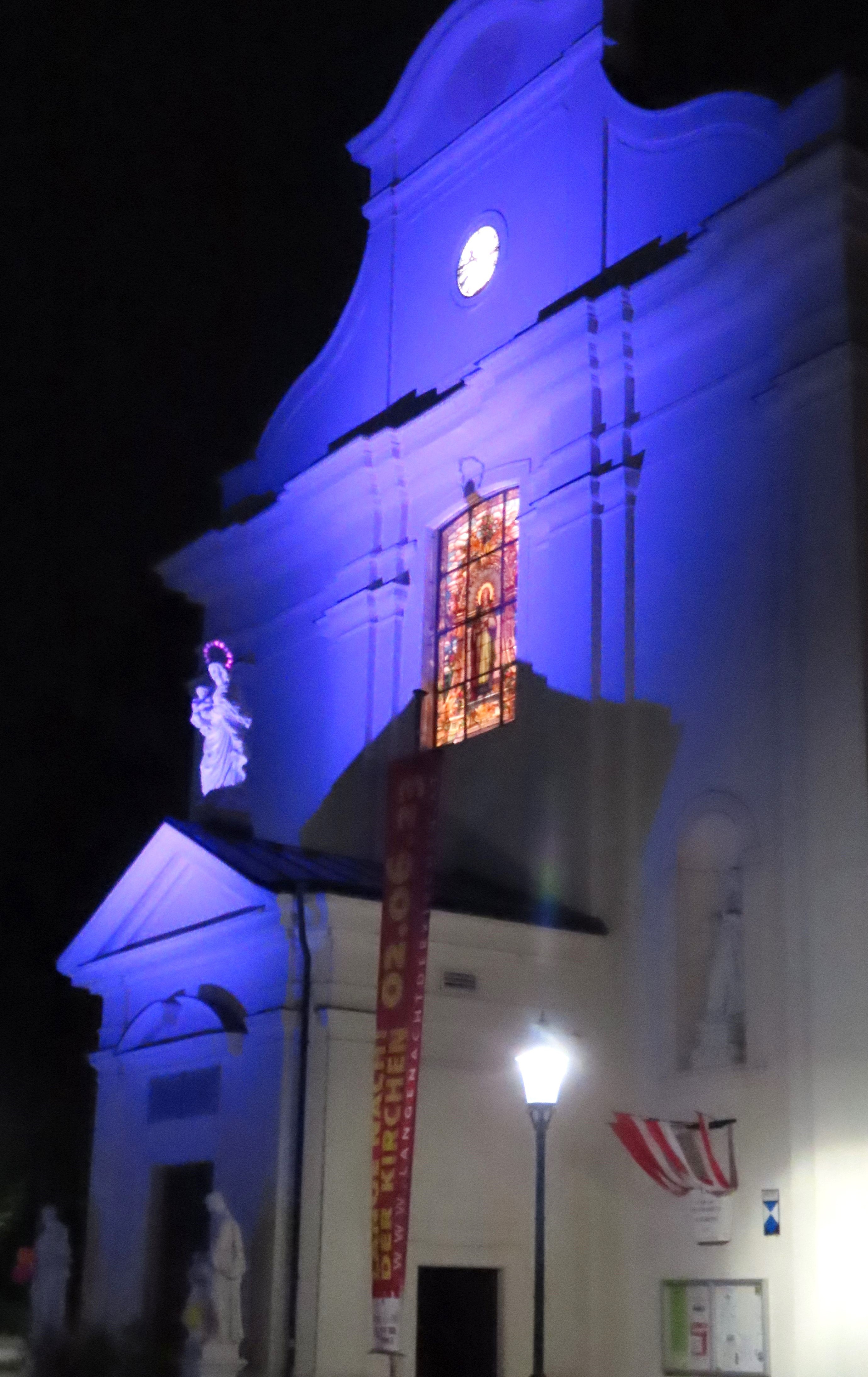 Seit einigen Jahren strahlt die Westfassade der Pfarr- und Wallfahrtskirche Mariabrunn wie neu und in der Langen Nacht auch bunt. Foto: Walther Pröglhöf 2023.