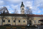 Seit 1789 befindet sich die Pfarrkirche an dieser Stelle gegenüber dem heutigen Hauptplatz. 1865 wurde die Kirche durch einen schweren Brand stark beschädigt, aber mit Ausnahme des Turms wiederhergestellt. Der Turm wurde 1930 erhöht und mit einem Zwiebeldach ausgestattet.